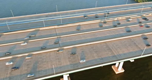 Verkehr auf der Autobahn auf der Straße Alfred E.