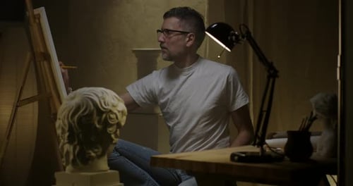 Künstler malen in seinem Atelier