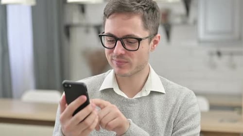 Porträt eines jungen Mannes mit Smartphone