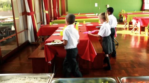 Crianças da escola almoçando na cantina