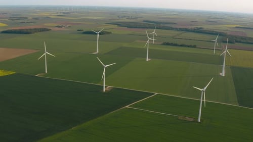 Filmmusik Luftaufnahme einer Windkraftanlage. Drohne, 4K.