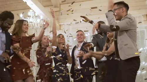 Happy Company dança ao som de confetes dourados