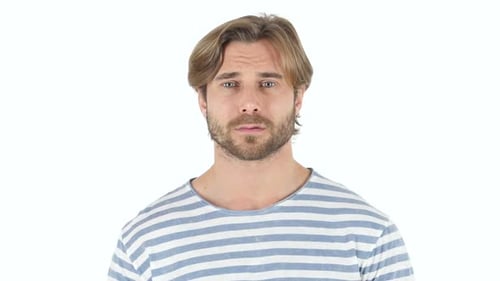 Verärgerte traurige Mann auf weißem Hintergrund