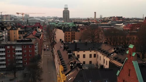 Niedriger Drohnenflug über Wohnblock in Stadtviertel