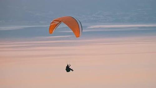 Gleitschirmfliegen im Himmel