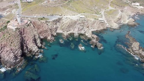 voler près d'un phare sur une falaise et se déplacer