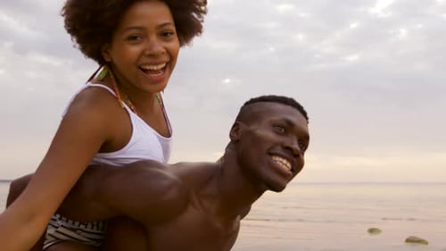 Glückliches Paar, das Spaß am Sommerstrand hat 46