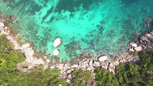 Águas azul-turquesa