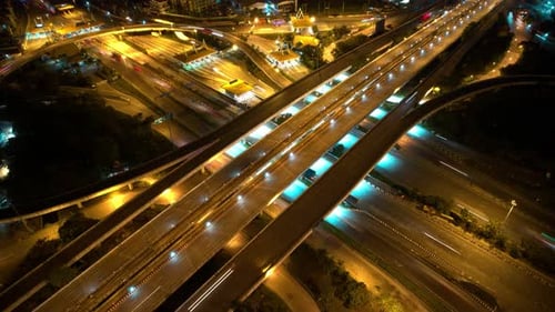 Vue aérienne du Drone de nuit époustouflante au-dessus de l'échangeur et de l'autoroute