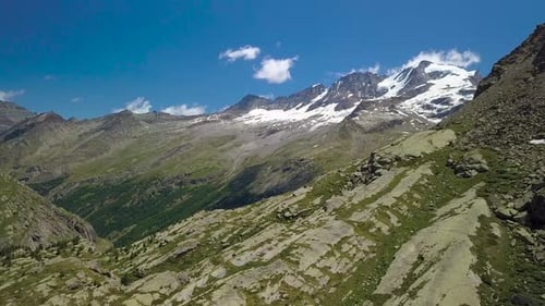 Survoler les montagnes alpines