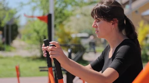 Femme de sport de plein air courant sur simulateur