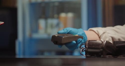 Kontaktloses Bezahlen der Käuferin per NFC-Handy mit bargeldloser Geldbörse mit E-Geld für POS-Kartenleser