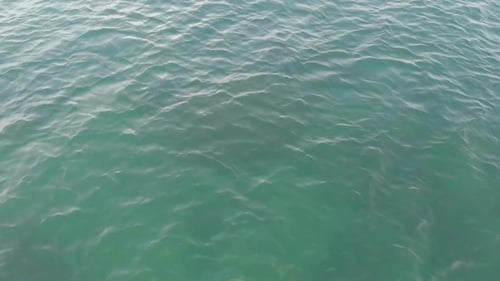 Die Kamera fliegt vorwärts. Blick von oben auf die Meereswellen. Meereswellen. Luftbild. Der Hintergrund