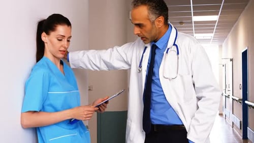 Médecin interagissant avec une infirmière