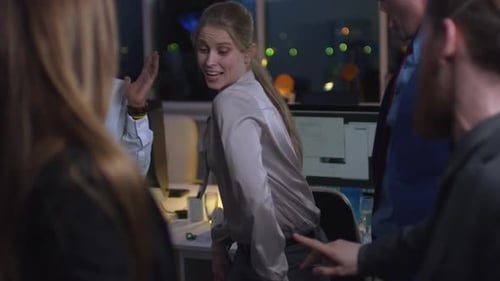 Colegas alegres dançando juntos na festa do escritório