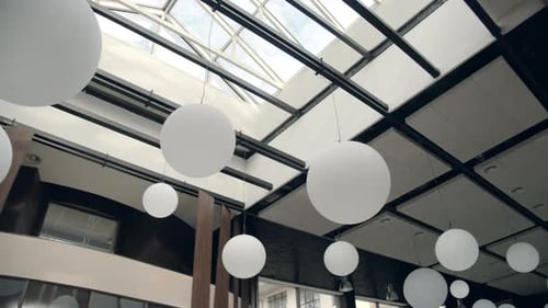 Design d'intérieur de luxe pour hôtels. Lustre moderne suspendu à un plafond en verre.