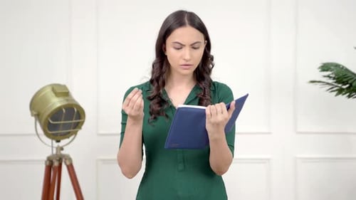 Femme indienne récitant un poème