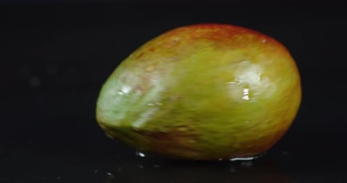 Frische Mango dreht sich auf dem Tisch