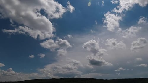 Zeitraffer: Flauschige weiße Wolken schweben am Himmel.