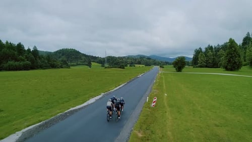 Team von Radfahrern fährt in wunderschöner Landschaft