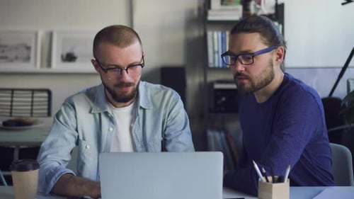 Conseiller d'affaires et consultant caucasien confiant parlant et discutant de choses professionnelles, aidant