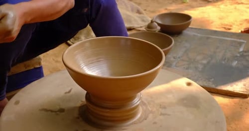 Des mains habiles de potier façonnent l'argile sur Potter Wheel et sculptent un pot en argile. Shipagramme