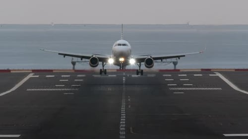 Flugzeug kommt an Land