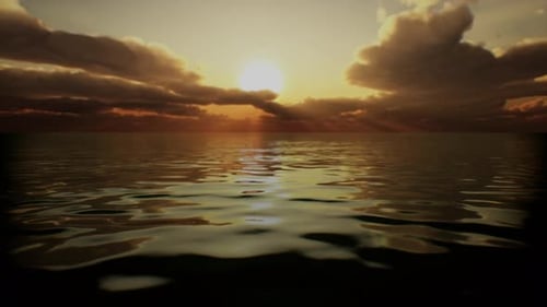 Der Dämmerungshimmel in buntem, hellem Sonnenlicht wird auf der Wasseroberfläche reflektiert