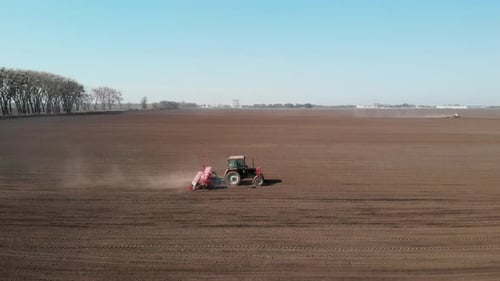 Tractor fertilizes the field
