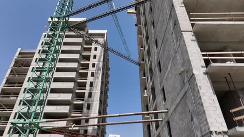 Construcción de un edificio residencial en el centro de la ciudad de Tiflis. Verano 2022 en Georgia