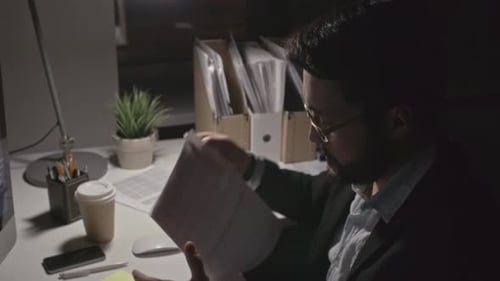Mann beendet Finanzbericht bei Nacht
