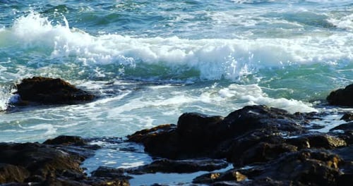Waves splashing over the rock ion the sea