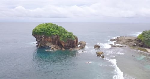 a água do mar parece azul com algumas pequenas pedras visíveis. Vista aérea do oceano. vista superior de wa