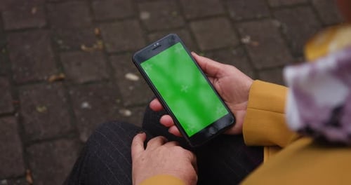 Nahaufnahme Hände Frau hält Telefon Vertikal Greenscreen Belebte Straße Hintergrund Bürgersteig Scrollen