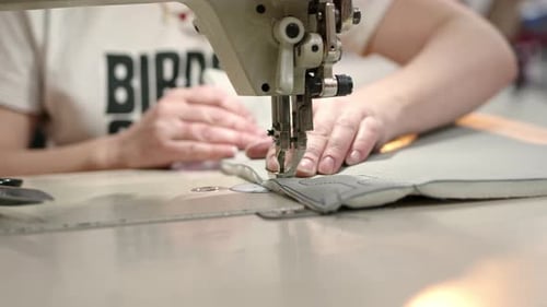 Procédé de broderie d'un motif en losange sur du cuir de vachette en atelier pour des sièges d'hélicoptère ou de voiture sur marche