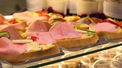 Nahaufnahme von Sandwiches mit offenem Gesicht, die auf einer Theke in einem Geschäft ausgestellt sind