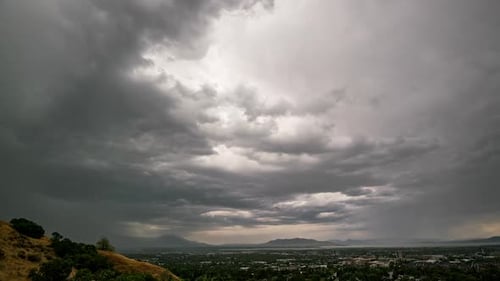 Regensturm über Provo City mit Blick über das Tal im Zeitraffer