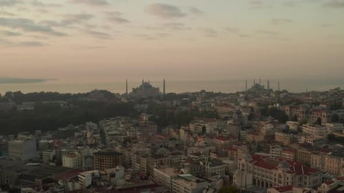 Zwei Moscheen auf einem Hügel bei Hazy Sunrise in Istanbul, Aerial Forward
