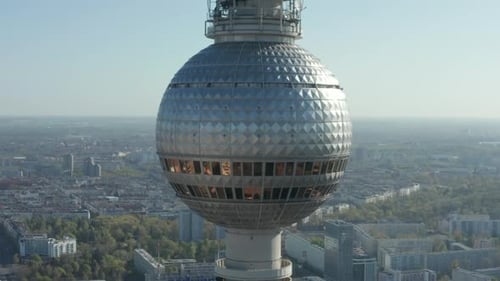LUFTAUFNAHME: Super-Nahaufnahme des Fernsehturms Alexanderplatz in Berlin, Deutschland am heißen Sommertag
