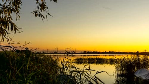 Das Licht der untergehenden Sonne auf dem See.