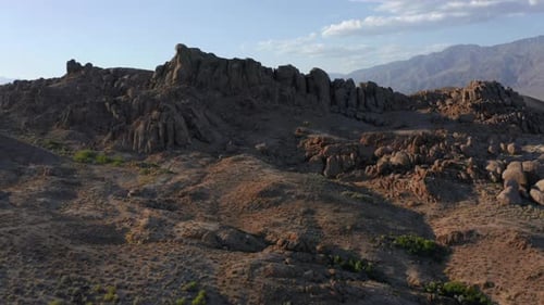 Zeitlupe aus der Luft von wunderschönen Felsen und Steinen bei Sonnenuntergang. Malerische Berge