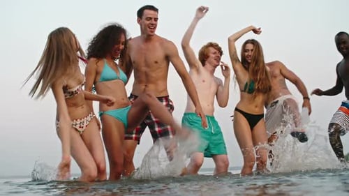 Amis s'amusant dans l'eau