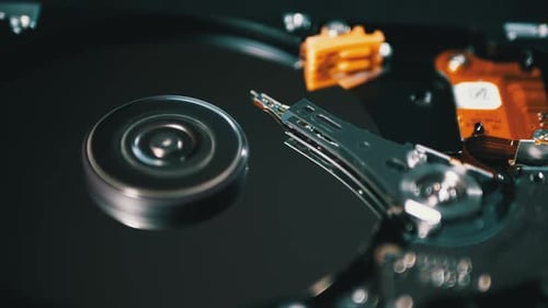 Unidade de
disco rígido aberta com Spinning Platter. Movimento de escrever a cabeça magnética