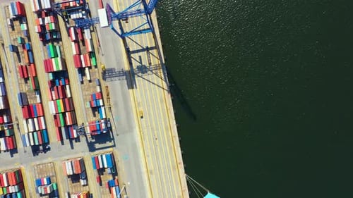 Containerschiff im Export- und Importgeschäft und in der Logistik. Fracht per Kran zum Hafen transportieren.
Wasser