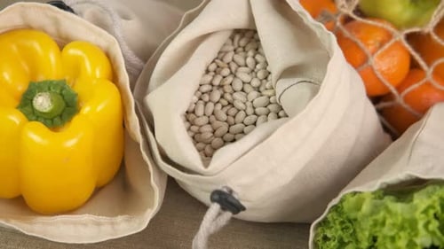 Verduras en bolsas ecológicas sobre la mesa