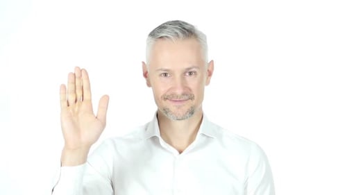 Geschäftsmann mittleren Alters winkt mit der Hand und sagt Hallo