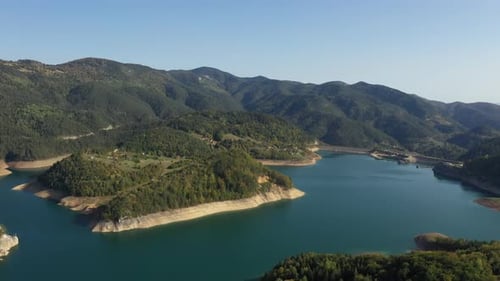 Vista aérea del lago Zaovine desde la montaña Tara en Serbia