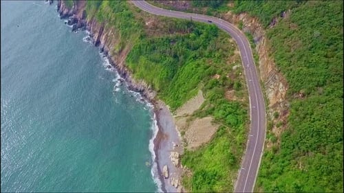 Luftaufnahme des Coast Highway entlang des Azure Ocean schließen