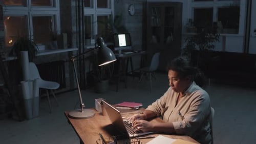 Mujer afro que trabaja de noche