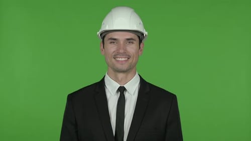 Fröhlicher Ingenieur lächelt in die Kamera, Chroma Key